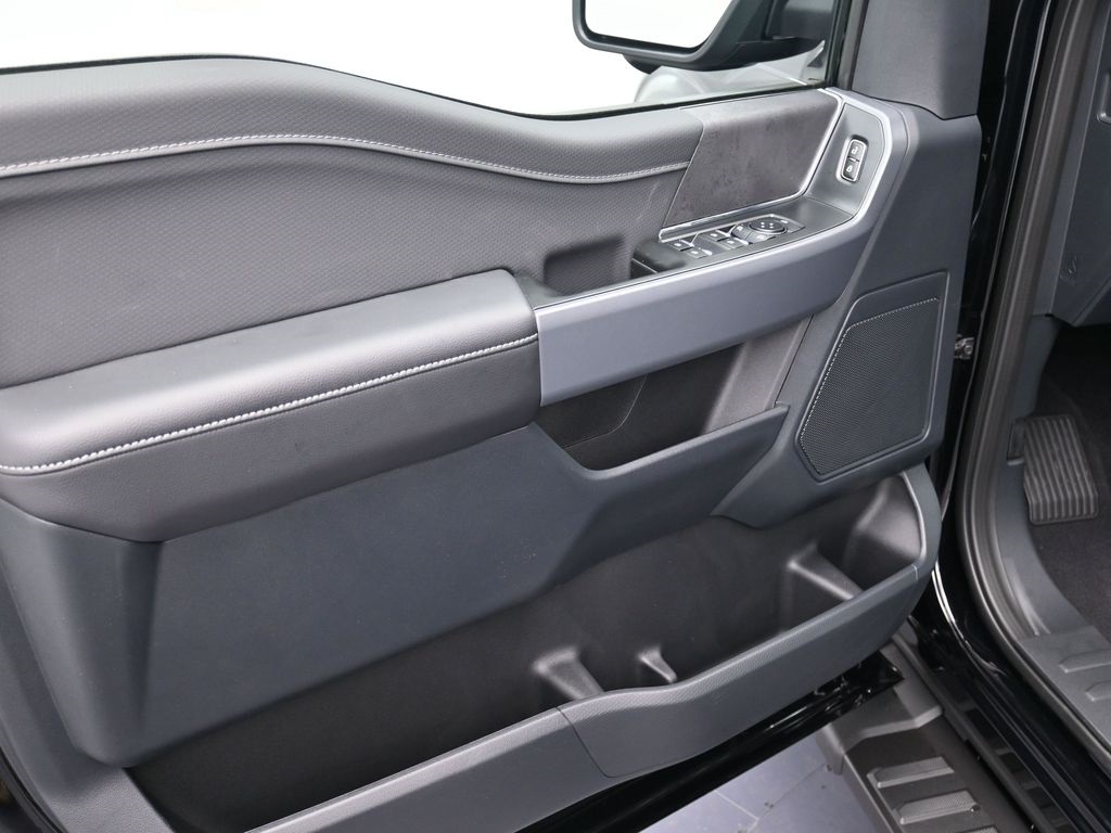 2025 Ford F-150 XLT photo 9