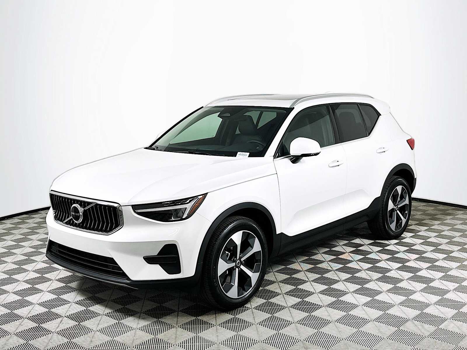 2025 Volvo XC40 AWD Core photo 3