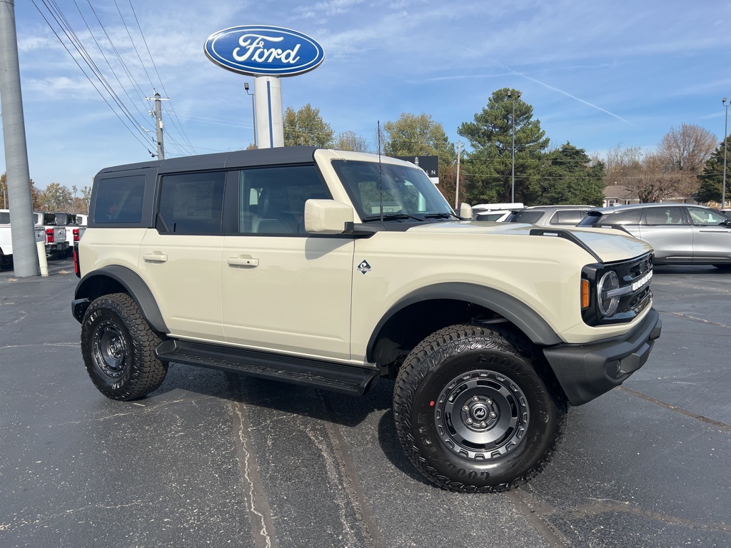 2025 Ford Bronco Outer Banks photo 2