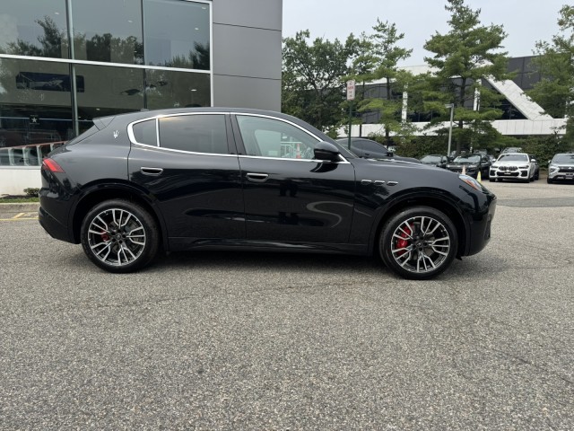 2025 Maserati Grecale photo 2