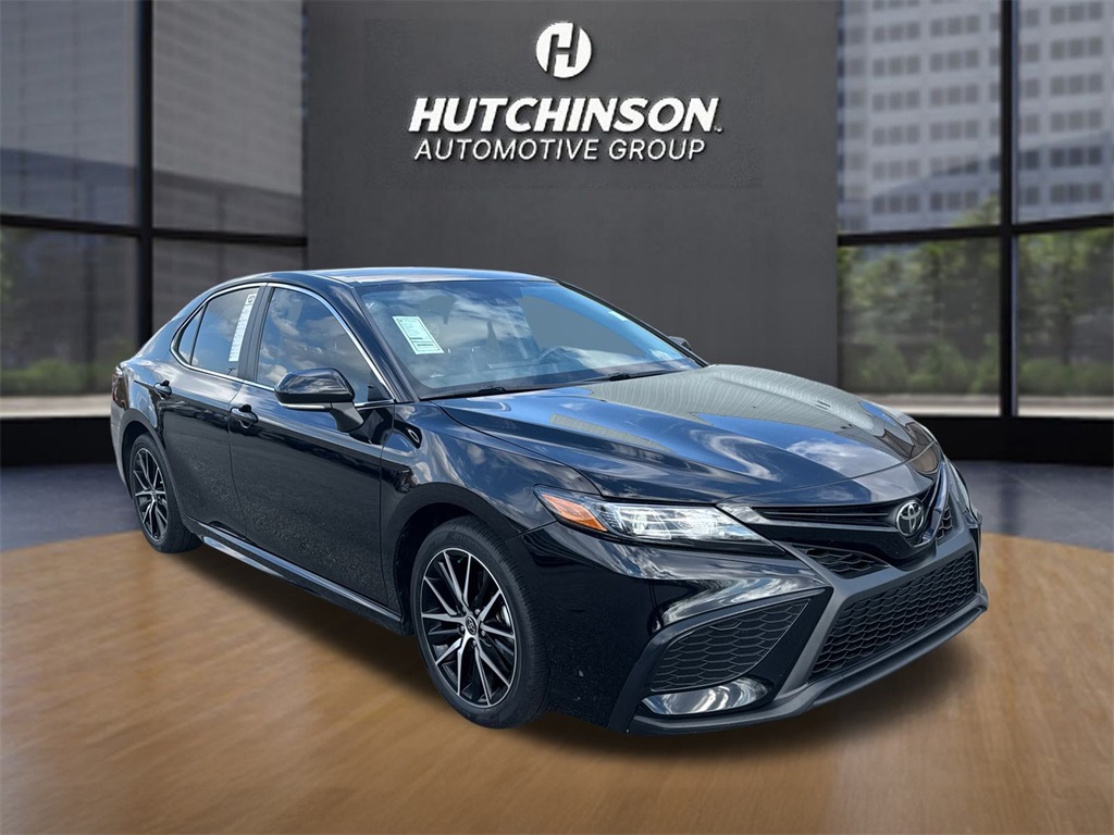 2023 Toyota Camry SE's photo