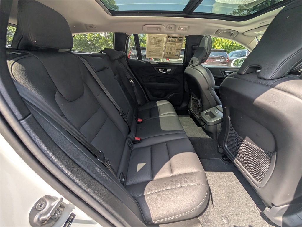 2024 Volvo V60 Cross Country B5 AWD Plus photo 3