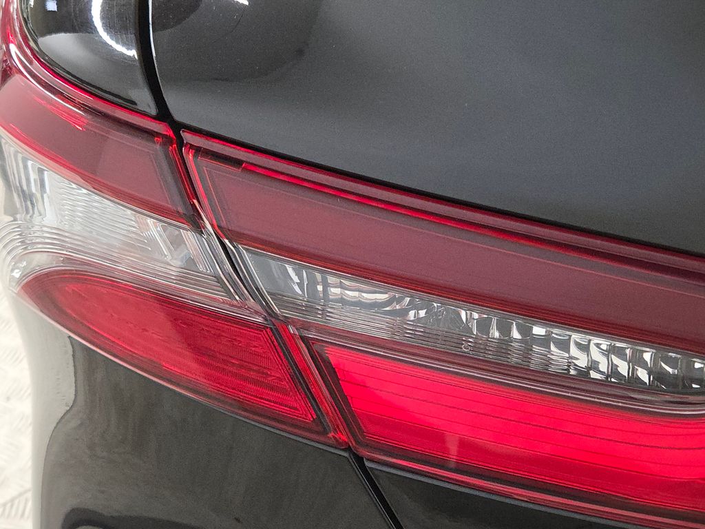 2022 Toyota Camry Hybrid LE photo 11