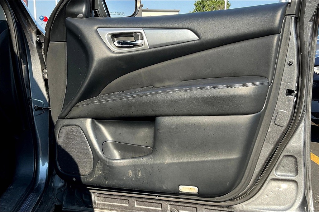 2019 Nissan Pathfinder SL photo 21