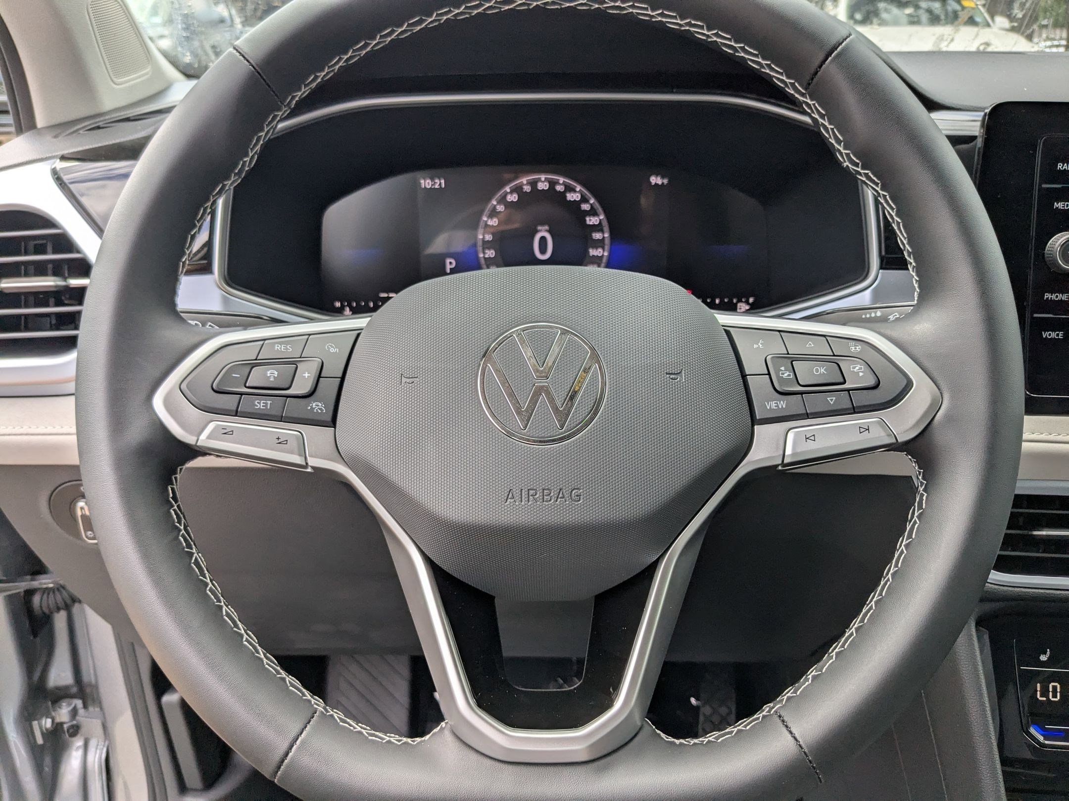 2025 Volkswagen Taos SE photo 4