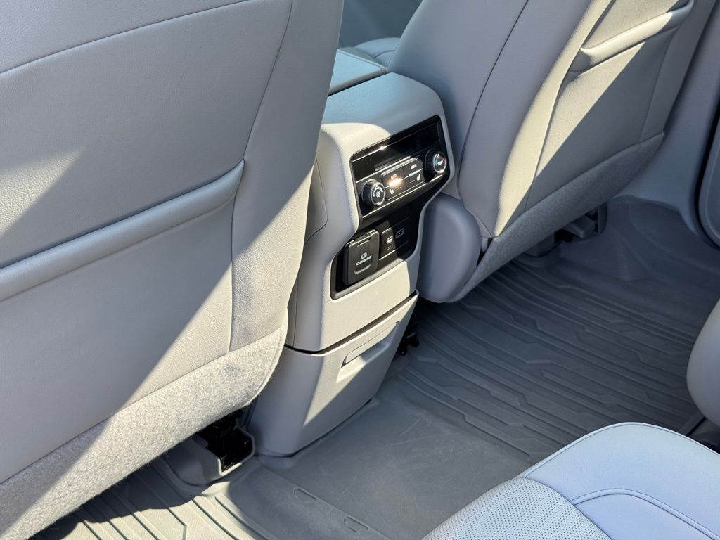2023 Gmc Acadia SLT photo 28