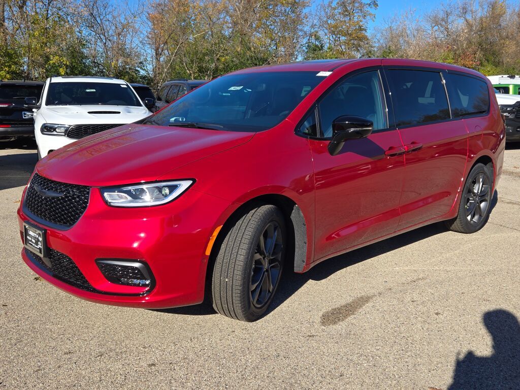 2026 Chrysler Pacifica photo 4