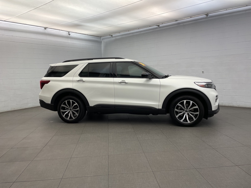 2024 Ford Explorer ST photo 2