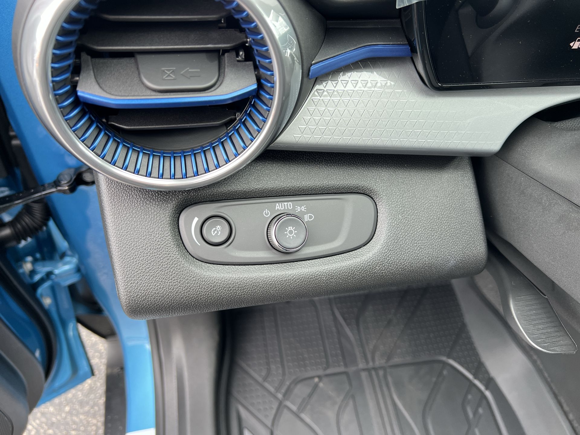 2025 Chevrolet Trax LT photo 12