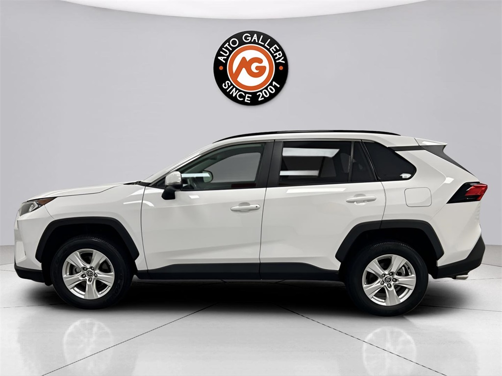 2021 Toyota RAV4 XLE photo 2