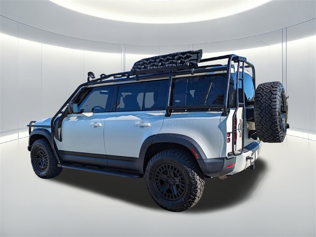 2024 Land Rover Defender 110 S photo 4