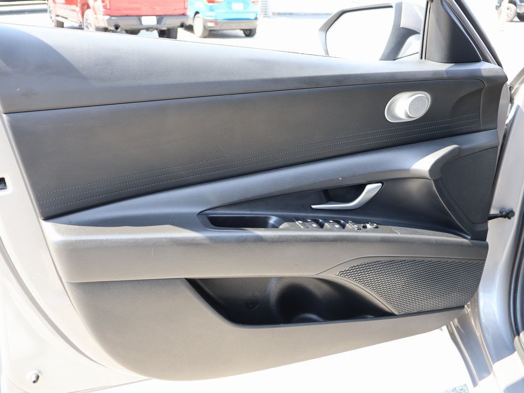 2024 Hyundai Elantra SEL photo 19