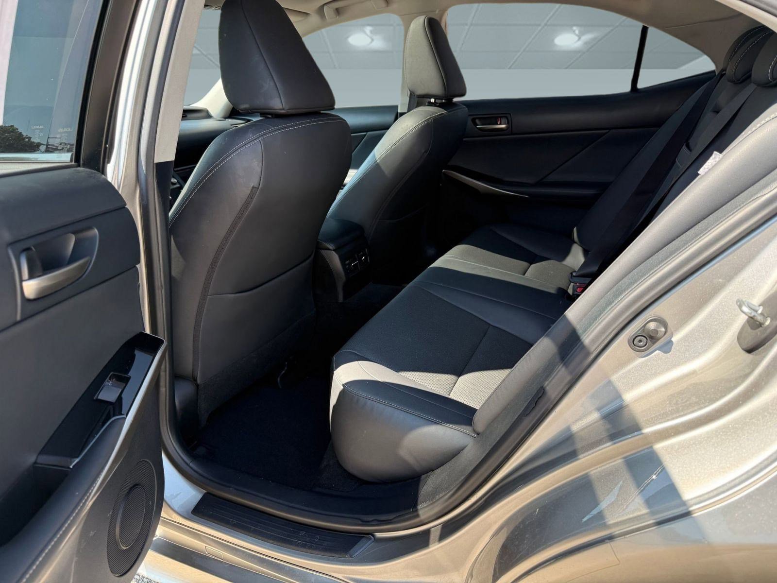 2019 Lexus IS 300 photo 11