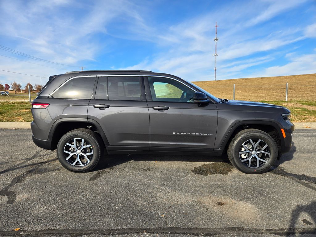 2025 Jeep Grand Cherokee Limited photo 2