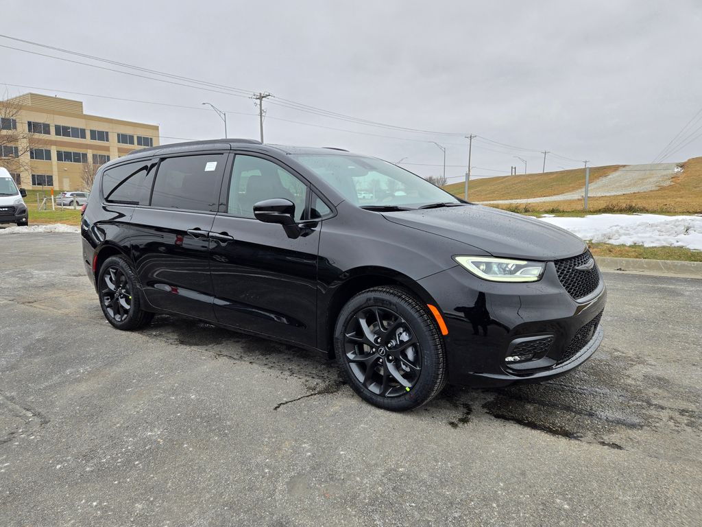 2026 Chrysler Pacifica Limited's photo