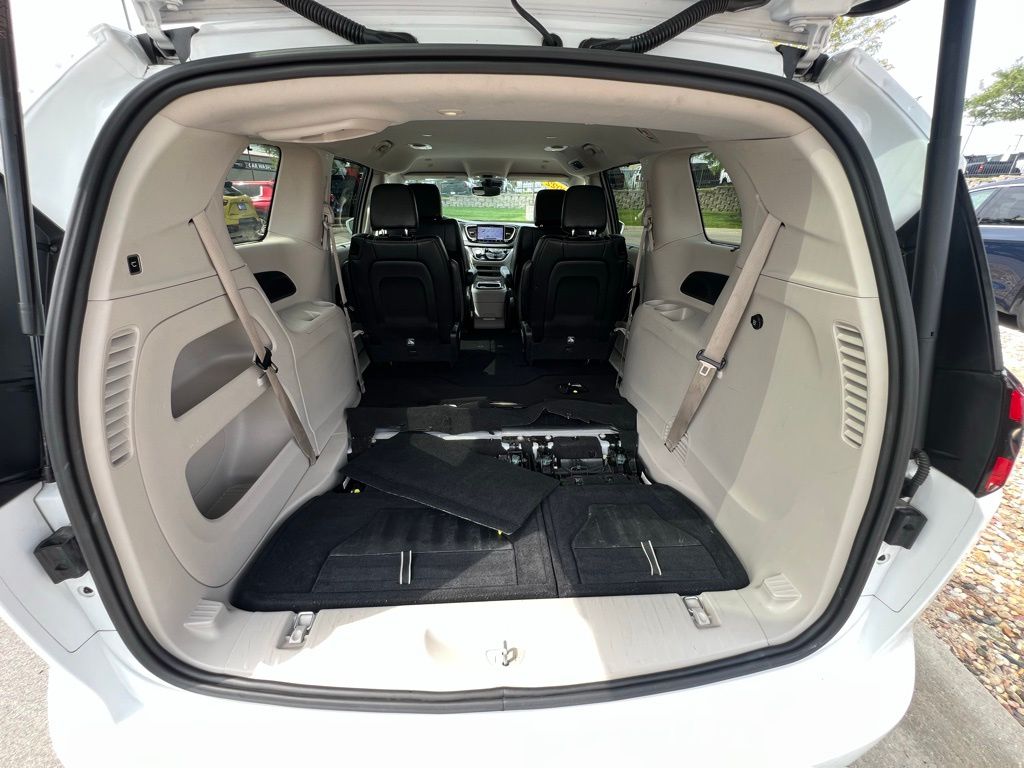 2022 Chrysler Pacifica Touring L photo 18