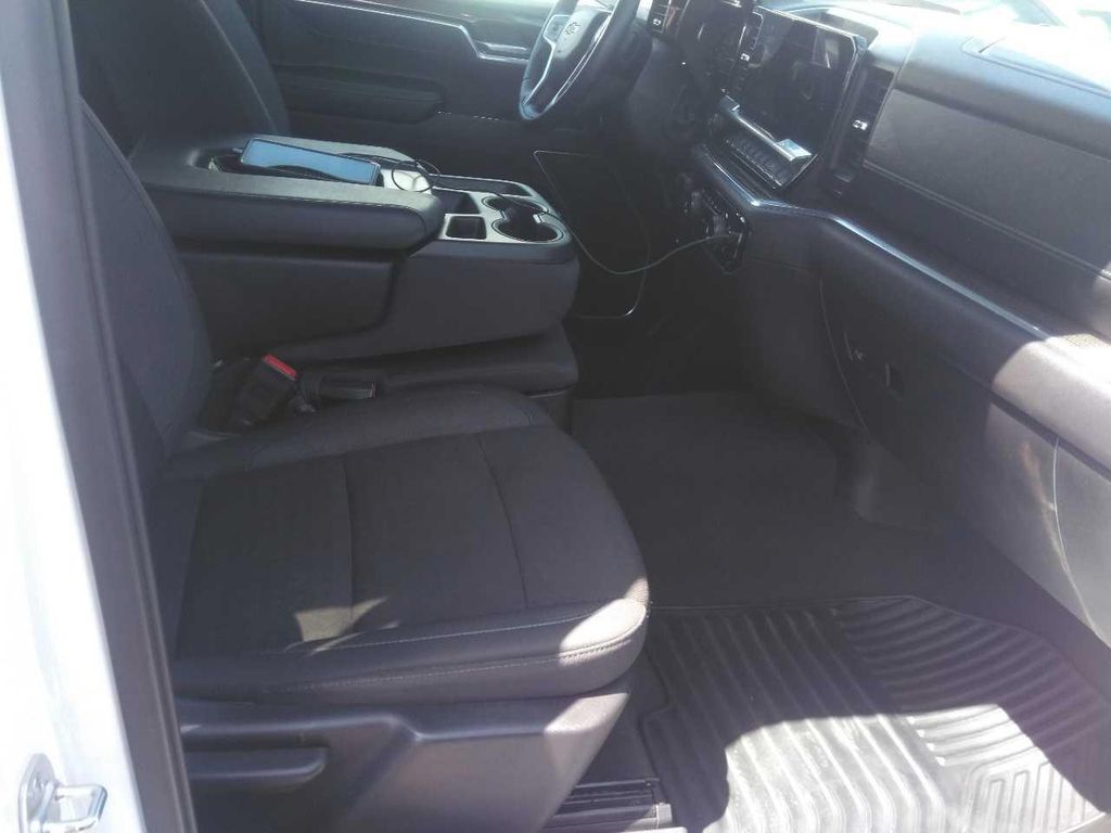 2025 Chevrolet Silverado 1500 LT photo 4