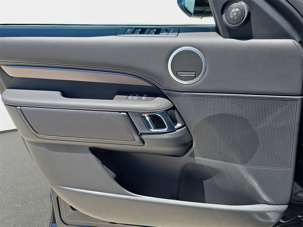 2025 Land Rover Discovery Metropolitan Edition photo 23