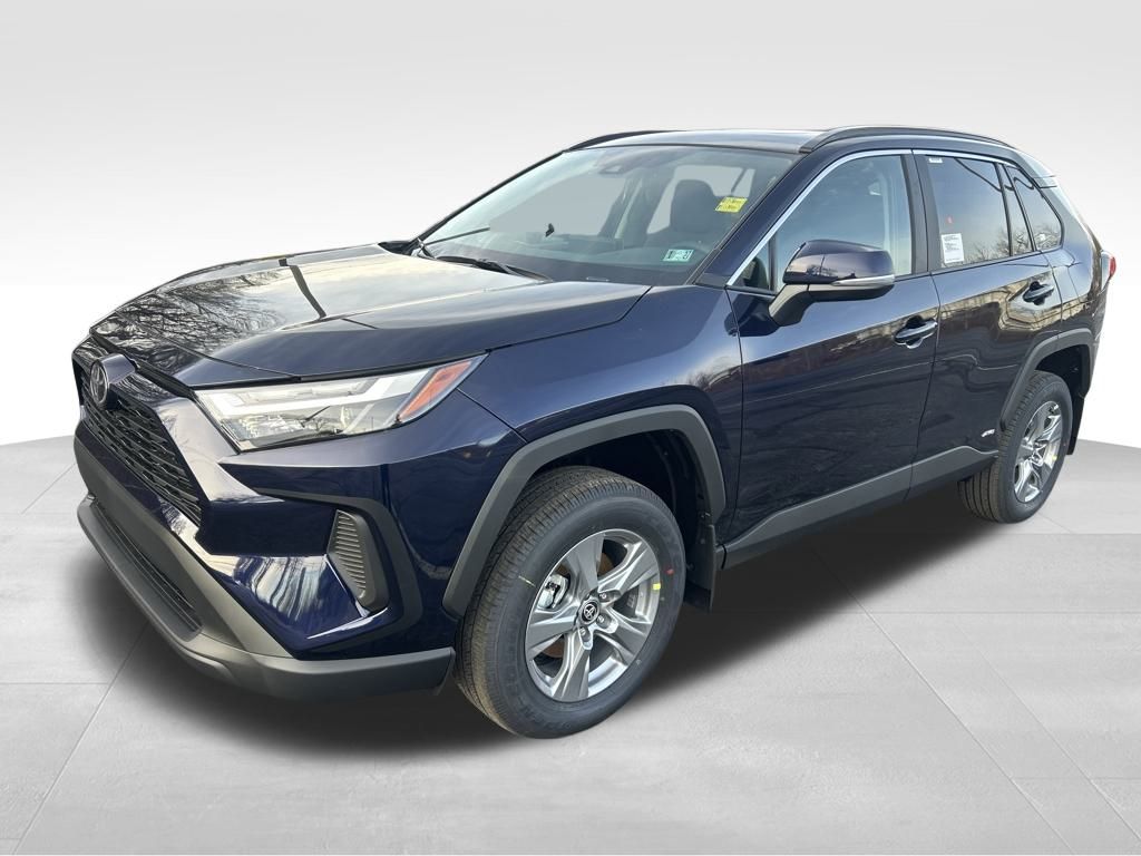2025 Toyota RAV4 XLE's photo