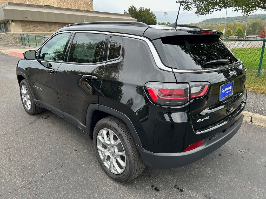 2024 Jeep Compass Latitude Lux photo 2