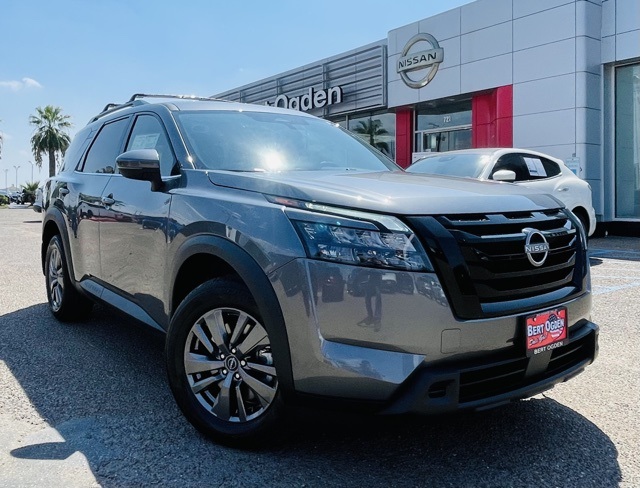 2025 Nissan Pathfinder SV's photo