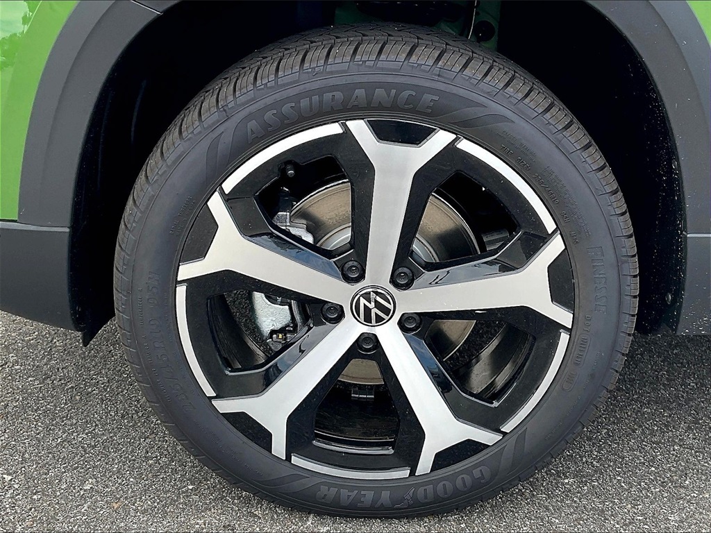 2025 Volkswagen Taos SEL photo 4