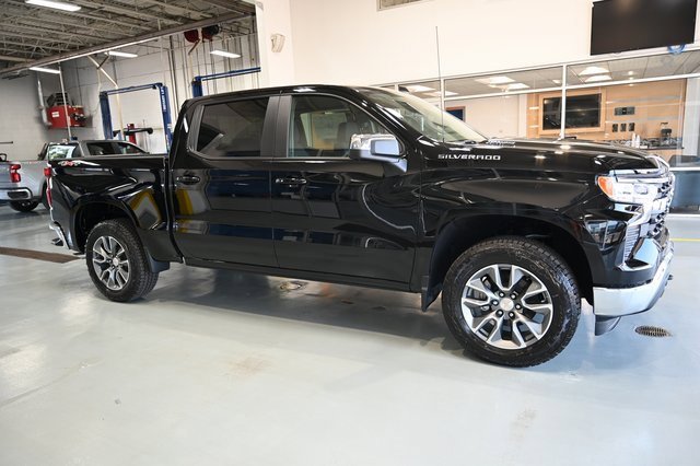 2025 Chevrolet Silverado 1500 LT photo 3