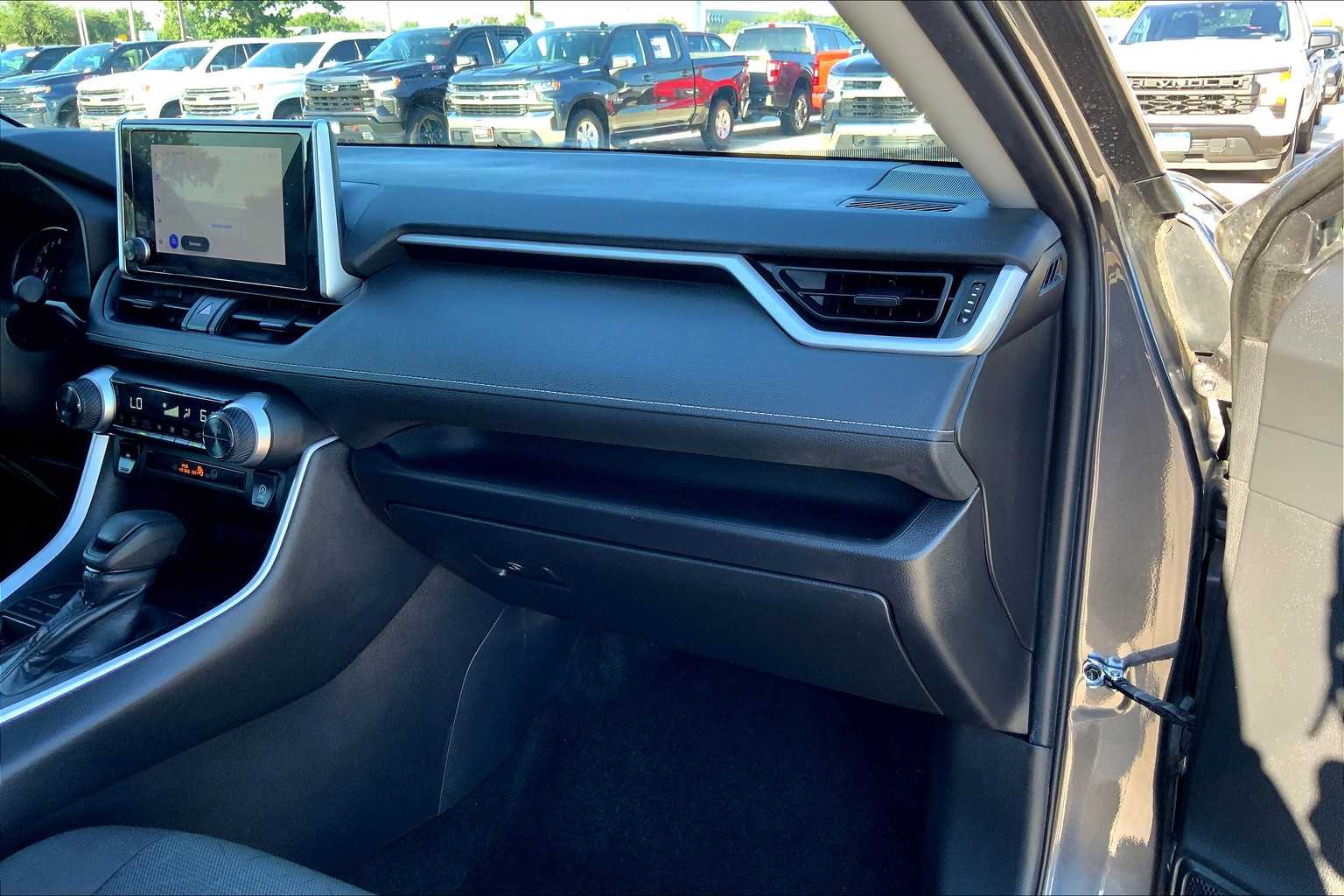 2024 Toyota RAV4 XLE photo 16