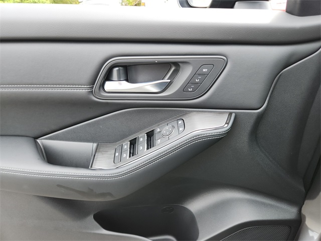 2025 Nissan Rogue SL photo 18