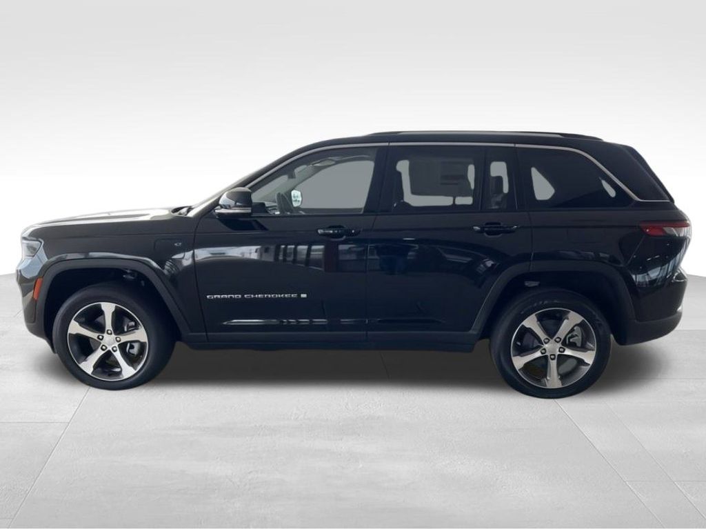 2023 Jeep Cherokee Base photo 2