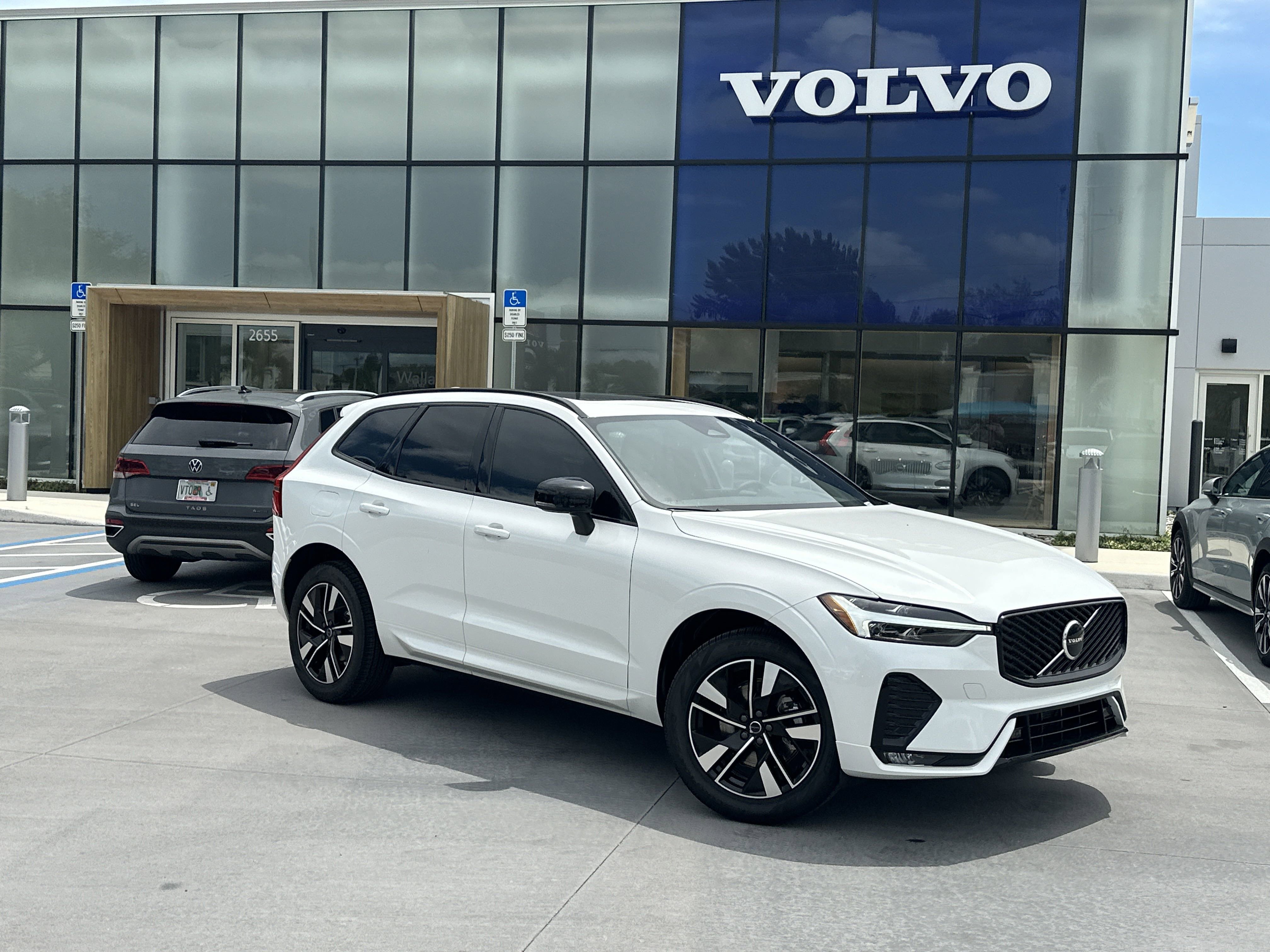 2026 Volvo XC60 Core's photo