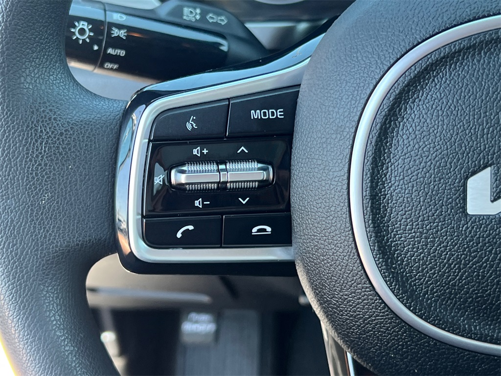 2022 Kia Sorento LX photo 25