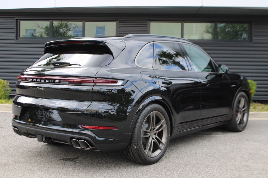 2025 Porsche Cayenne Turbo E-Hybrid photo 7