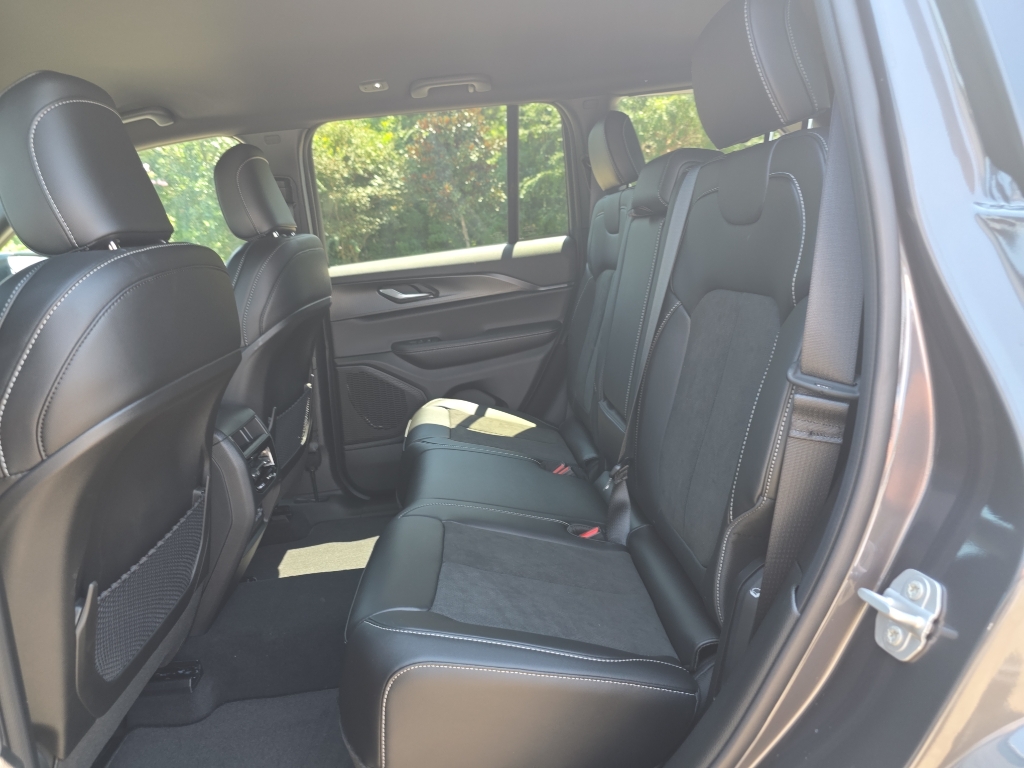 2025 Jeep Grand Cherokee Laredo Altitude photo 16