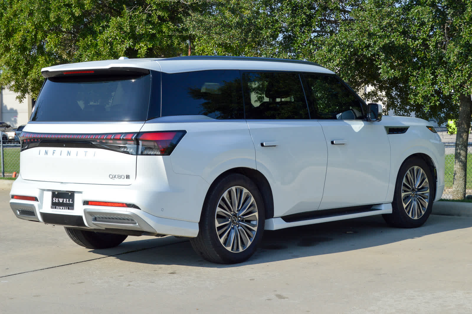 2025 INFINITI QX80 Sensory 4WD - Photo 5