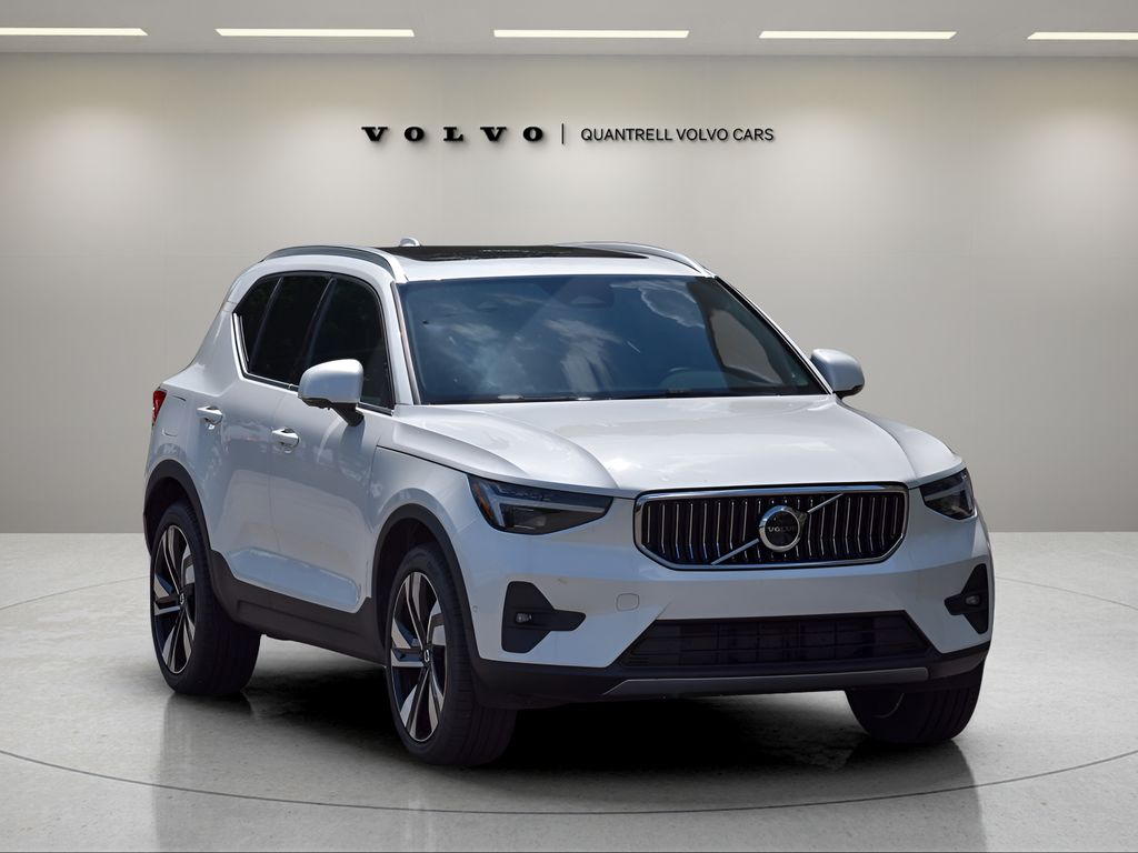 2025 Volvo XC40 photo 2