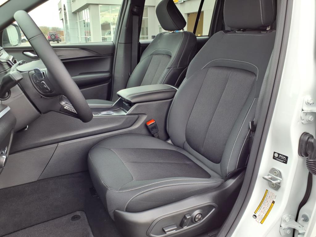 2025 Jeep Grand Cherokee Laredo photo 4