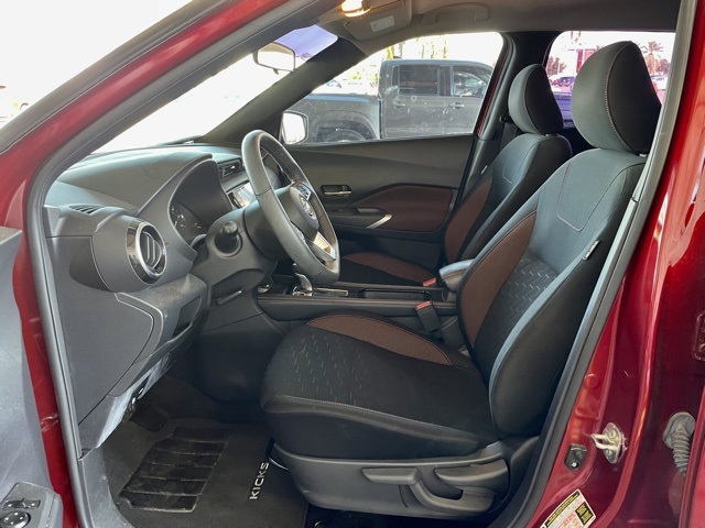 2023 Nissan Kicks SR photo 8