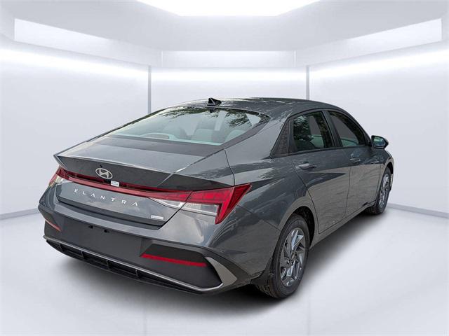 2025 Hyundai Elantra Hybrid Blue photo 3