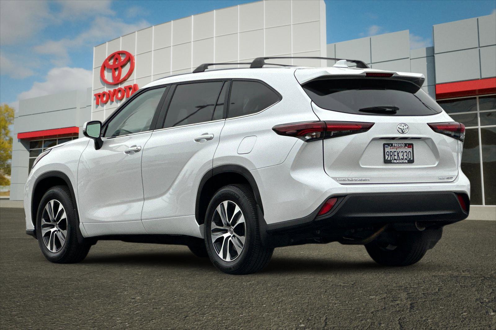 2025 Toyota Highlander XLE photo 3