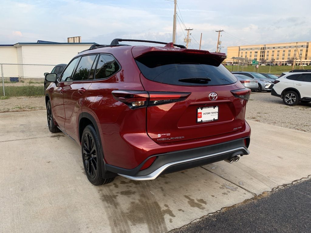 2025 Toyota Highlander XSE photo 2