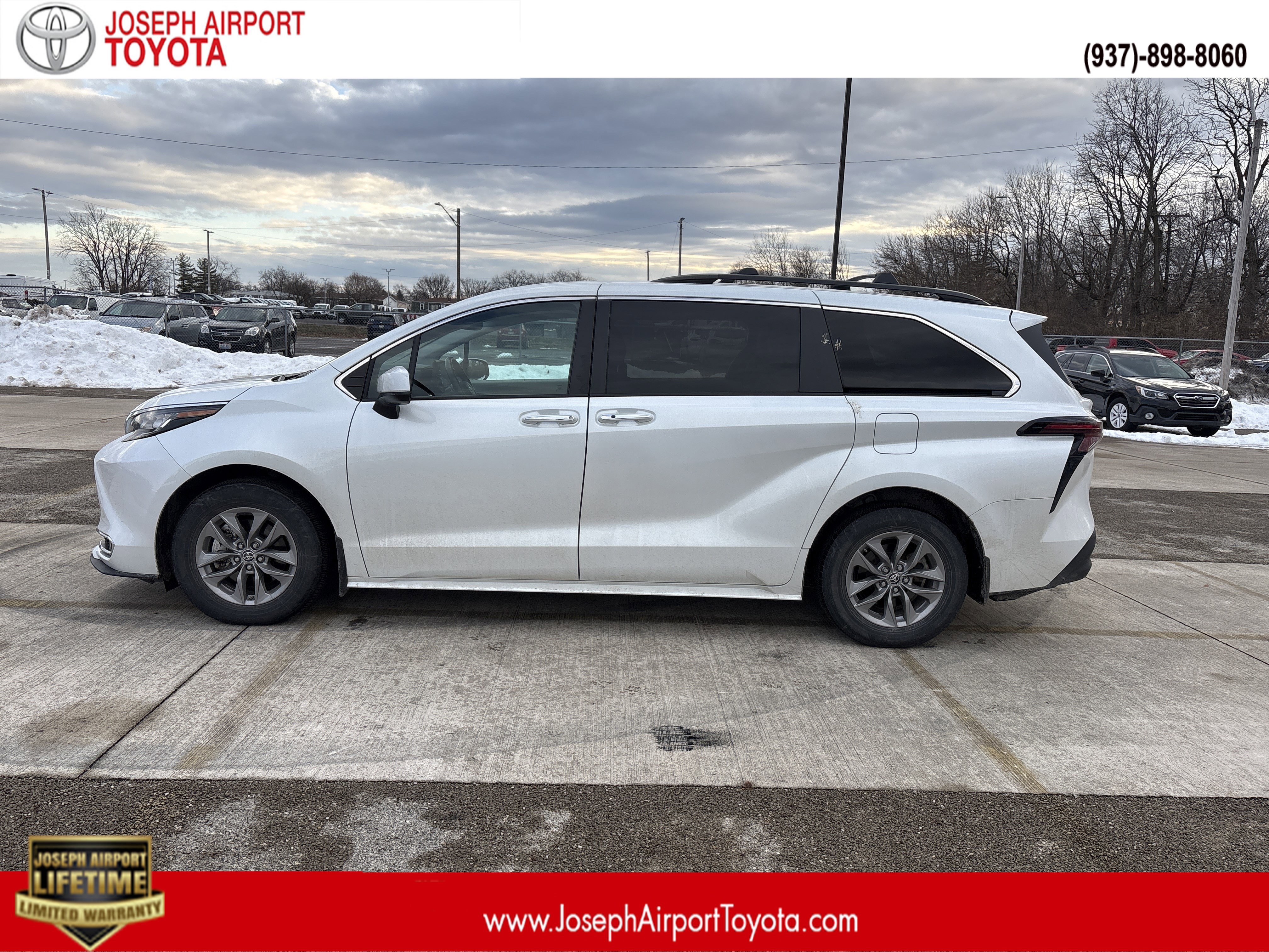 2023 Toyota Sienna XLE's photo