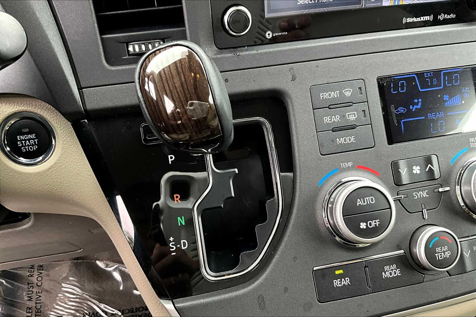 2020 Toyota Sienna XLE Premium photo 15