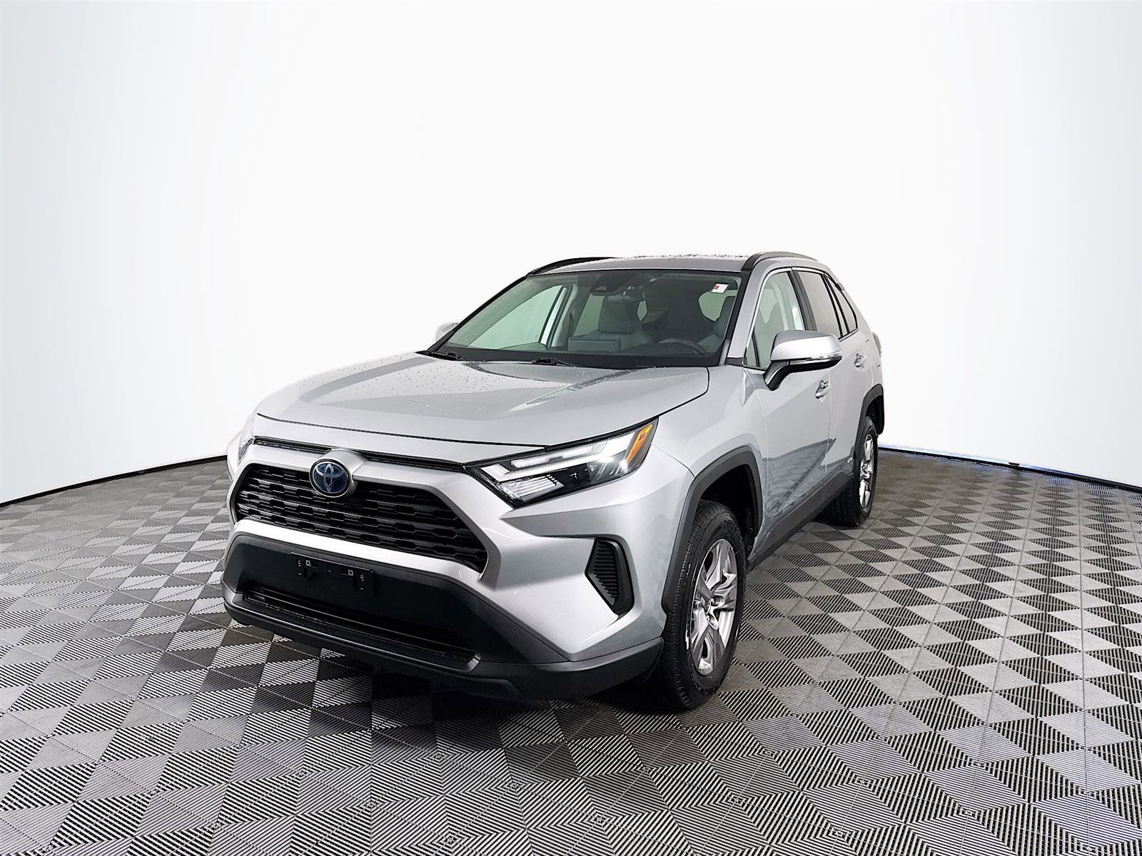 2022 Toyota RAV4 Hybrid XLE photo 2