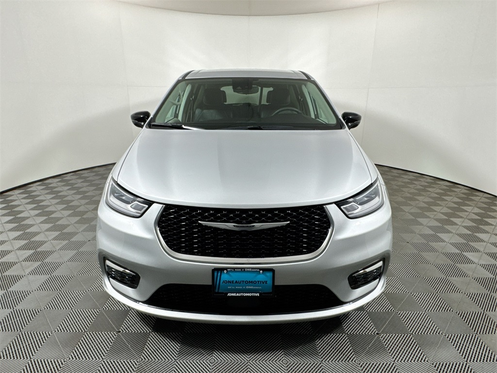 2024 Chrysler Pacifica Touring L photo 3