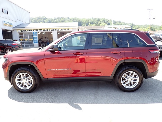 2023 Jeep Grand Cherokee Laredo photo 2
