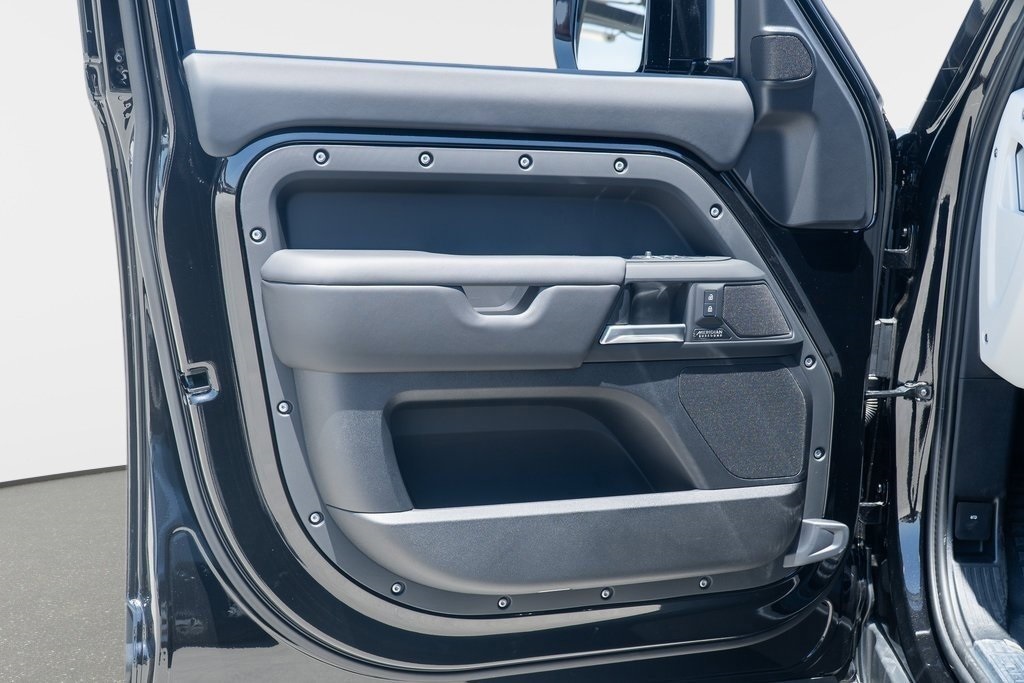 2025 Land Rover Defender 110 X-Dynamic SE photo 11