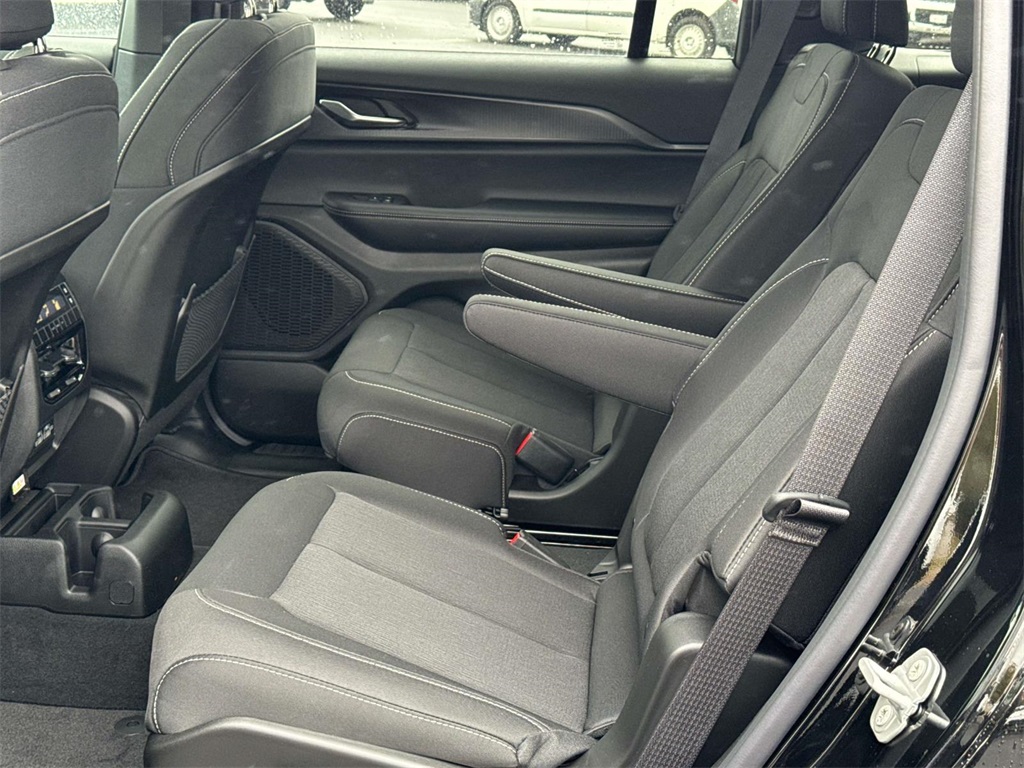 2025 Jeep Grand Cherokee Laredo photo 12
