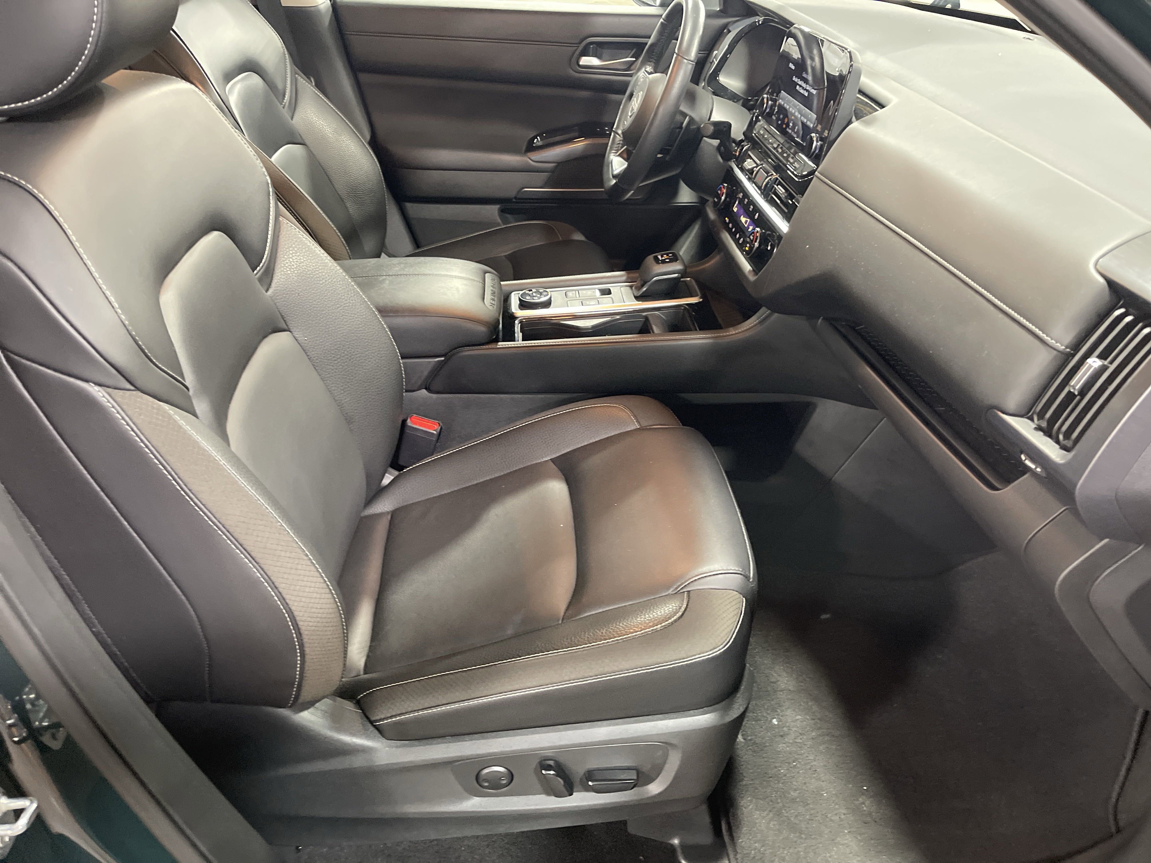 2024 Nissan Pathfinder SL photo 4