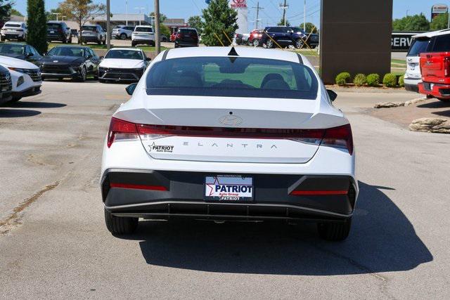 New 2025 White Hyundai SE image 4